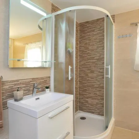 Seaview Ana - A Luxurious Escape Featuring A Private Pool, 6 Bedrooms, Zone, And Just 450m From The 别墅