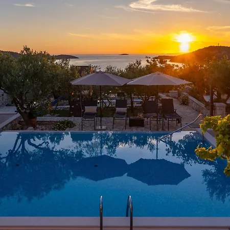 Villa Seaview Ana - A Luxurious Escape Featuring A Private Pool, 6 Bedrooms, Zone, And Just 450m From The Ražanj
