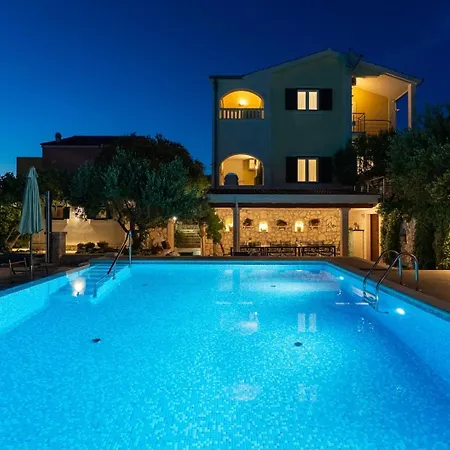 Seaview Ana - A Luxurious Escape Featuring A Private Pool, 6 Bedrooms, Zone, And Just 450m From The Villa Ražanj