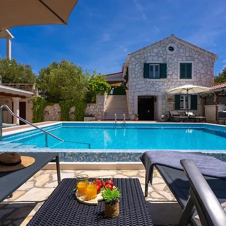 Seaview Ana - A Luxurious Escape Featuring A Private Pool, 6 Bedrooms, Zone, And Just 450m From The Ražanj