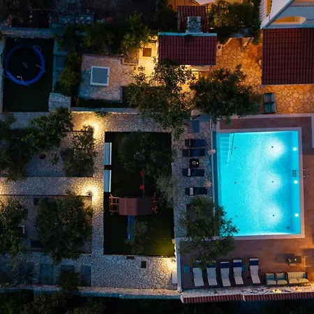 Seaview Ana - A Luxurious Escape Featuring A Private Pool, 6 Bedrooms, Zone, And Just 450m From The Villa Ražanj