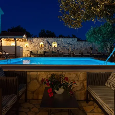 Seaview Ana - A Luxurious Escape Featuring A Private Pool, 6 Bedrooms, Zone, And Just 450m From The Villa